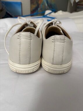 Cole Haan off-white Leather Low-Top Lace-Up Sneakers. Size 10.